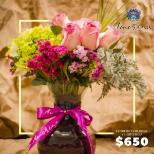Florero con rosas y hortencia